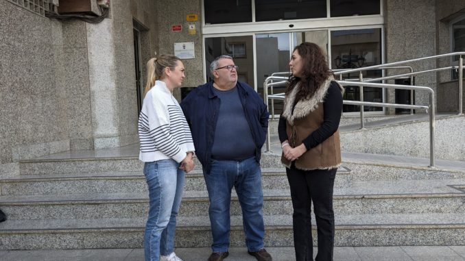 El portavoz del PSOE en el Ayuntamiento de Roquetas de Mar, Manolo García, junto a las concejalas Cristina Tejedor y Maricarmen Cuadra