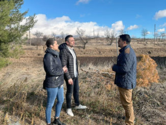 Hernández junto al alcalde de Chirivel durante su visita