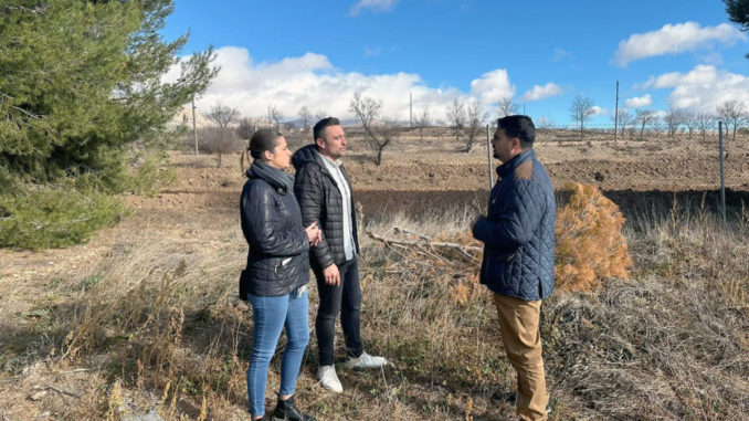 Hernández junto al alcalde de Chirivel durante su visita