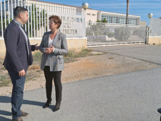 Mateo Hernández y Adriana Valverde, hoy, junto a la desaladora de Almería