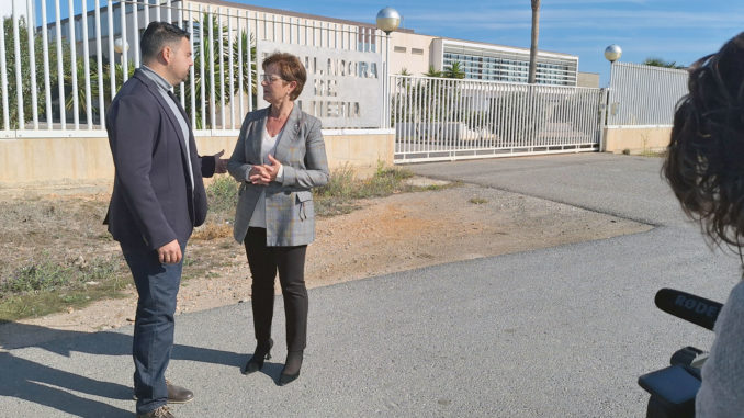 Mateo Hernández y Adriana Valverde, hoy, junto a la desaladora de Almería