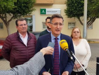 Sánchez Teruel frente a las oficinas del Distrito Sanitario Poniente