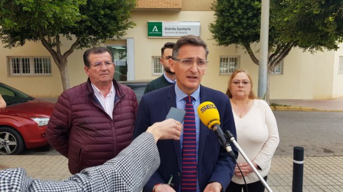 Sánchez Teruel frente a las oficinas del Distrito Sanitario Poniente