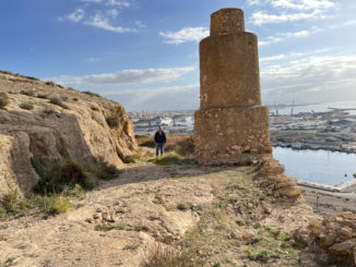 Ruano junto a la torre fielato