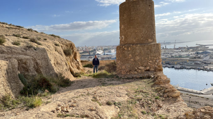 Ruano junto a la torre fielato