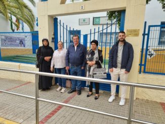 Socialistas junto a vecinas en la puerta del CEIP José Salazar