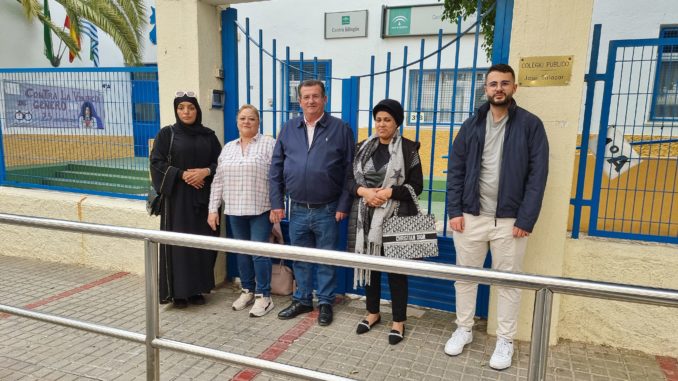 Socialistas junto a vecinas en la puerta del CEIP José Salazar