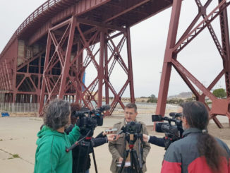 José Luis Sánchez Teruel atiende a los medios de comunicación junto al Cable Inglés