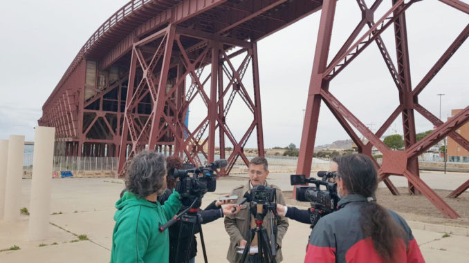 José Luis Sánchez Teruel atiende a los medios de comunicación junto al Cable Inglés