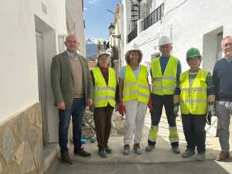 Antonio Martínez y Javier Sánchez junto a trabajadores del PFEA en Abla