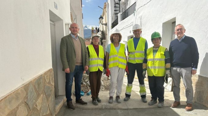 Antonio Martínez y Javier Sánchez junto a trabajadores del PFEA en Abla