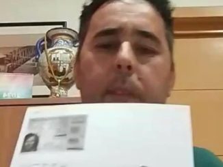 El teniente de alcalde de Garrucha, Álvaro Ramos, mostrando el DNI y datos personales de María López en las redes sociales