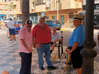 Manolo García hablando con vecinos de la suciedad del Paseo de los Baños