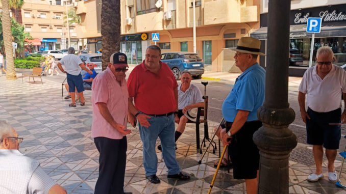 Manolo García hablando con vecinos de la suciedad del Paseo de los Baños