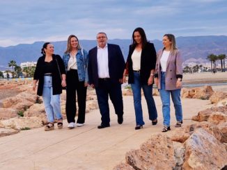 Manolo García junto a compañeras socialistas de Roquetas de Mar