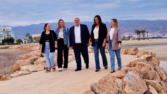 Manolo García junto a compañeras socialistas de Roquetas de Mar