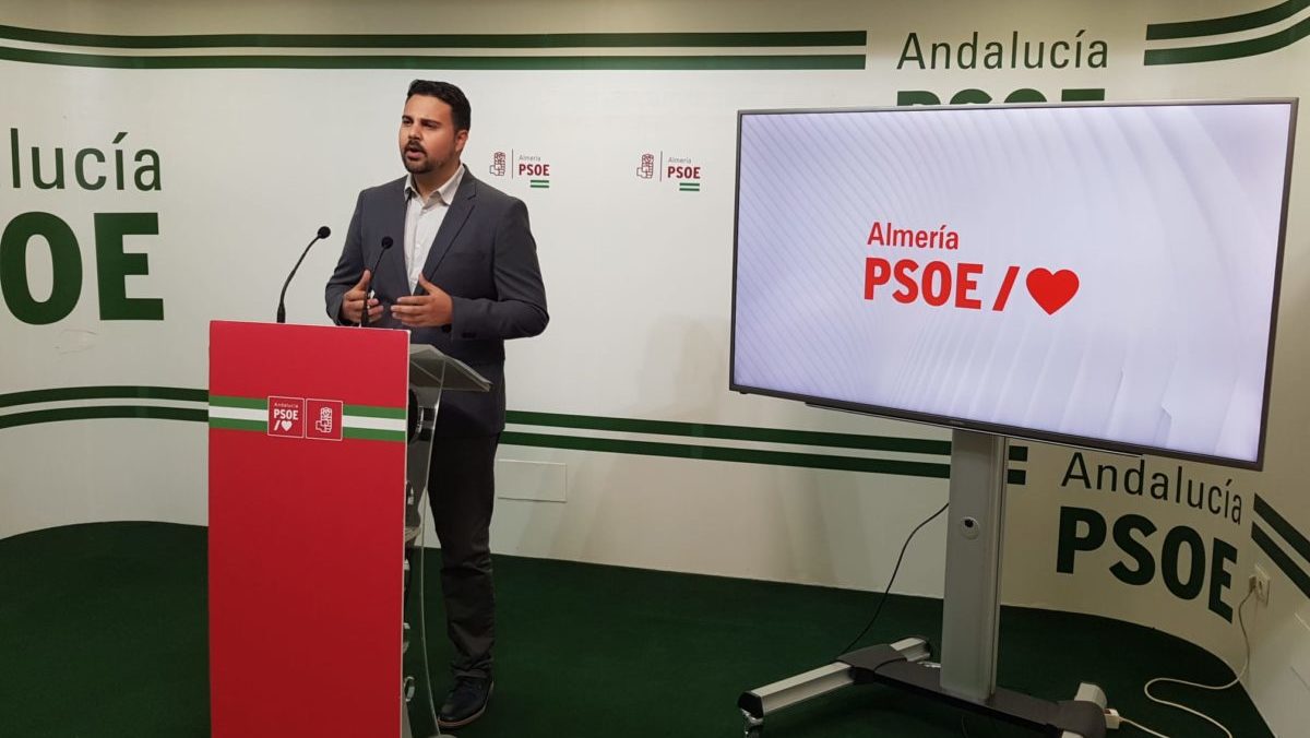 La consejera de Salud visita Almería sin un plan para reforzar la sanidad pública, pero sí con un cheque de 17 millones para la privada
