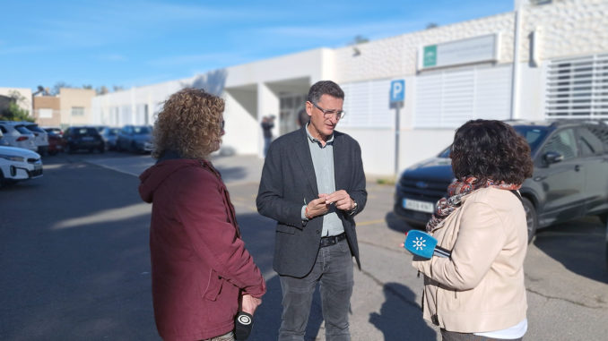 José Luis Sánchez Teruel en la puerta del colegio Princesa Sofía