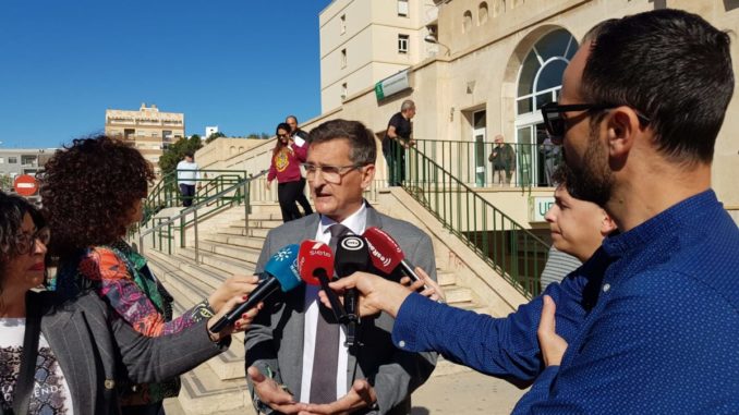 José Luis Sánchez Teruel en la puerta de la Bola Azul