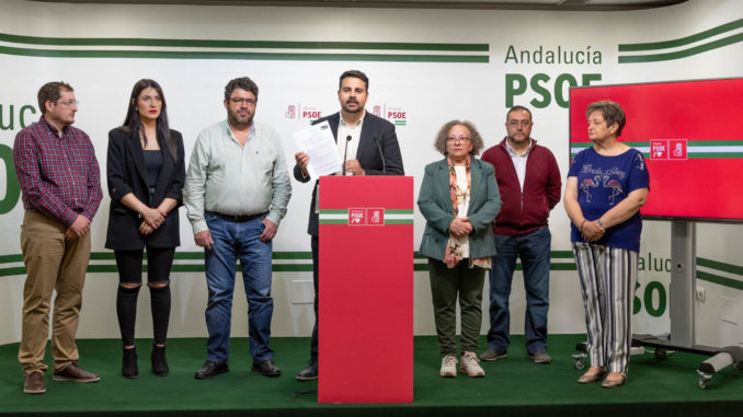 Rueda de prensa ofrecida por el parlamentario andaluz del PSOE de Almería, Mateo Hernández, junto a alcaldes y alcaldesas de la comarca de Nacimiento