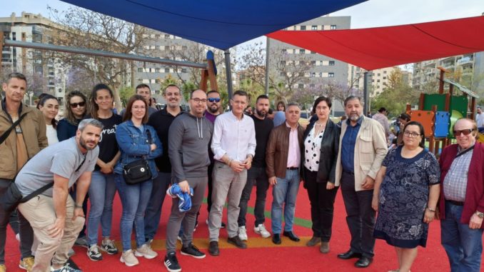 José Luis Sánchez Teruel junto a concejales socialistas y reprentantes de las familias