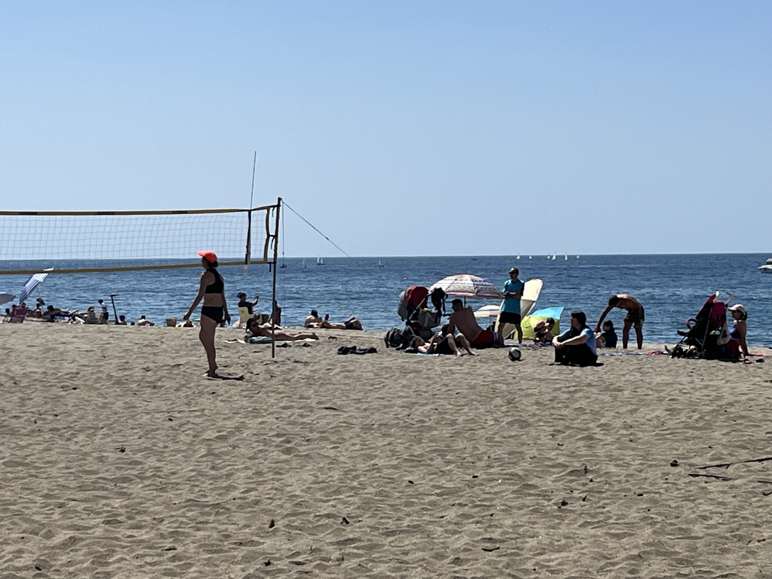 ALMERÍA. Las playas de Almería llenas de gente y sin socorristas, las duchas sin agua y los aseos cerrados con un olor insoportable