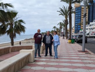 Manolo García Javier, Pacheco y Cristina Tejedor, en el paseo marítimo de Aguadulce 2