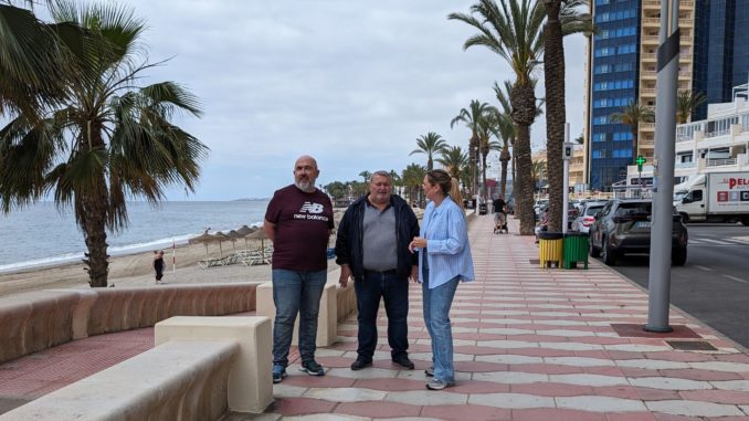 Manolo García Javier, Pacheco y Cristina Tejedor, en el paseo marítimo de Aguadulce 2