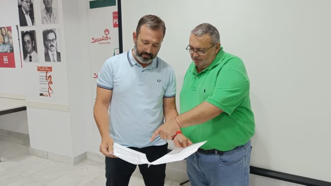 El concejal del PSOE en el Ayuntamiento de Roquetas de Mar, Rafael Torres (izq.), junto al portavoz Manolo García