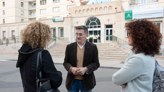 José Luis Sánchez Teruel atiende a los medios de comunicación en la puerta de la Bola Azul José Luis Sánchez Teruel atiende a los medios de comunicación en la puerta de la Bola Azul