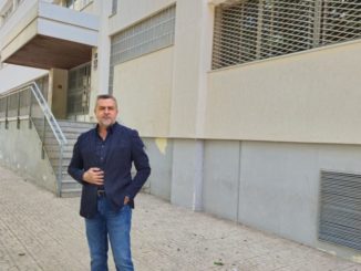 Juan Antonio Lorenzo en la puerta del edificio de Hermanos Machado