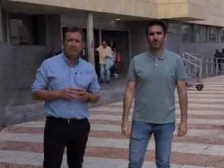 rafael Torres y Carlos Solas en el Centro de Salud de Roquetas Sur