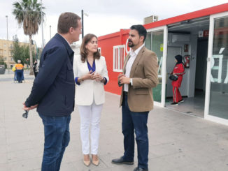 Raúl Enríquez, Carmen Aguilar y Mateo Hernández en la estación provisional de autobuses de Almería