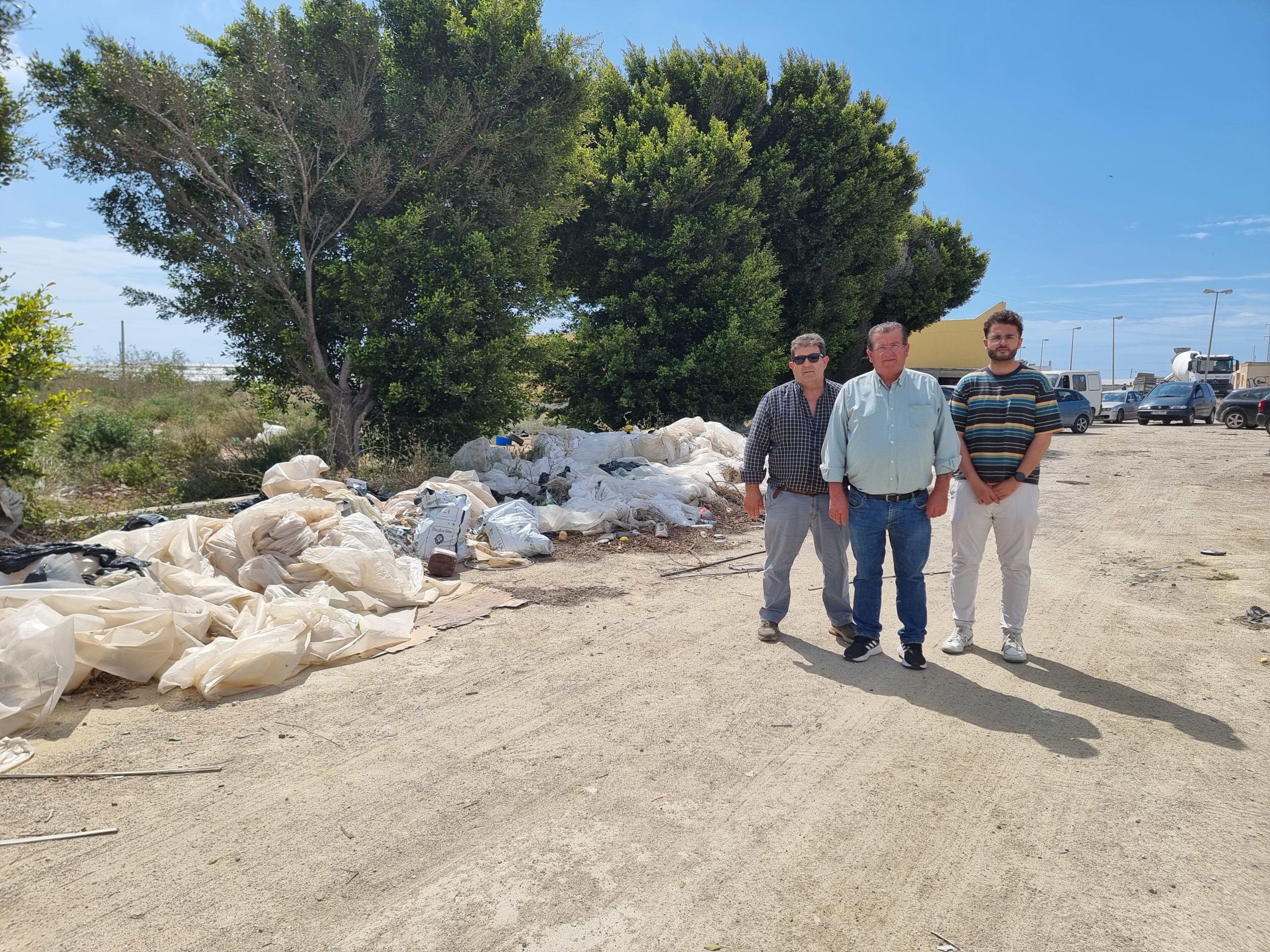 EL EJIDO. El PSOE de El Ejido exige la limpieza de los plásticos acumulados a la entrada de Matagorda