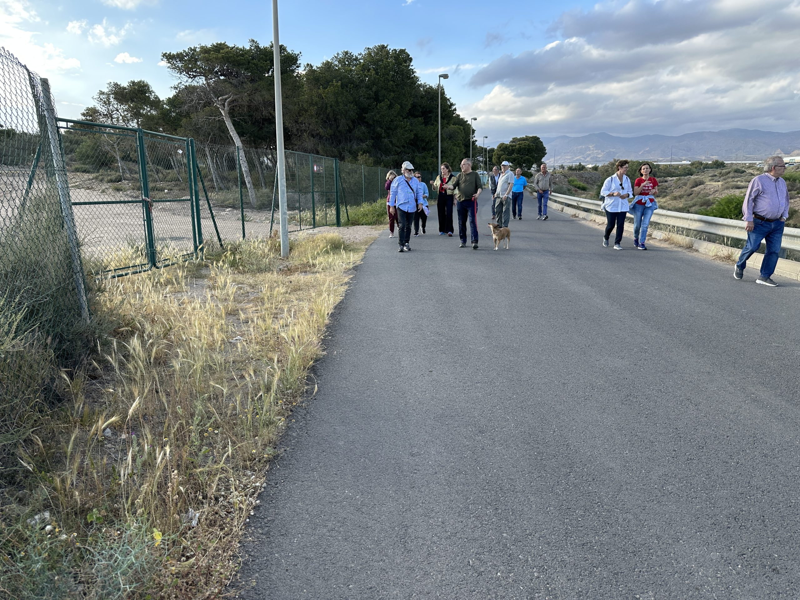 ALMERÍA. Los vecinos de El Alquián se siguen jugando la vida para ir a la playa