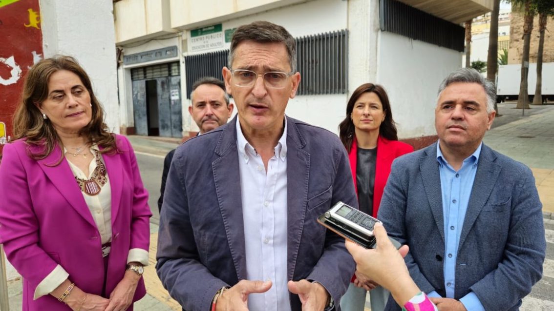 El PSOE pide definir las competencias de municipios y Junta en el arreglo de colegios e impedir que se “pasen la pelota”