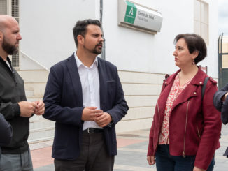 Mateo Hernández (centro) junto a concejales y cargos socialistas en la puerta del centro de Salud de Plaza de toros de Almería