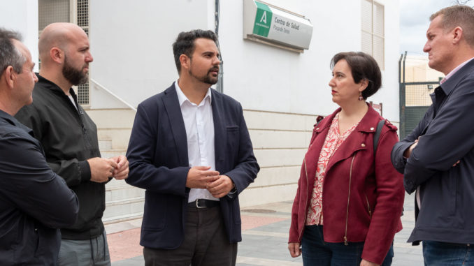 Mateo Hernández (centro) junto a concejales y cargos socialistas en la puerta del centro de Salud de Plaza de toros de Almería Mateo Hernández (centro) junto a concejales y cargos socialistas en la puerta del centro de Salud de Plaza de toros de Almería