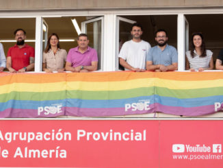 La bandera LGTBI en la sede socialista