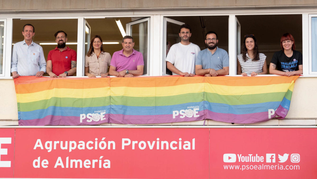 El PSOE de Almería despliega la bandera arcoíris en su sede