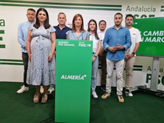 Fátima Herrera junto a dirigentes socialistas en la sede provincial