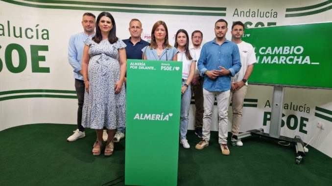 Fátima Herrera junto a dirigentes socialistas en la sede provincial