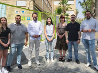 Lázaro Martínez y Victoria Cruz con representantes de las Juventudes Socialistas de Almería