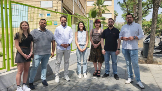 Lázaro Martínez y Victoria Cruz con representantes de las Juventudes Socialistas de Almería Lázaro Martínez y Victoria Cruz con representantes de las Juventudes Socialistas de Almería