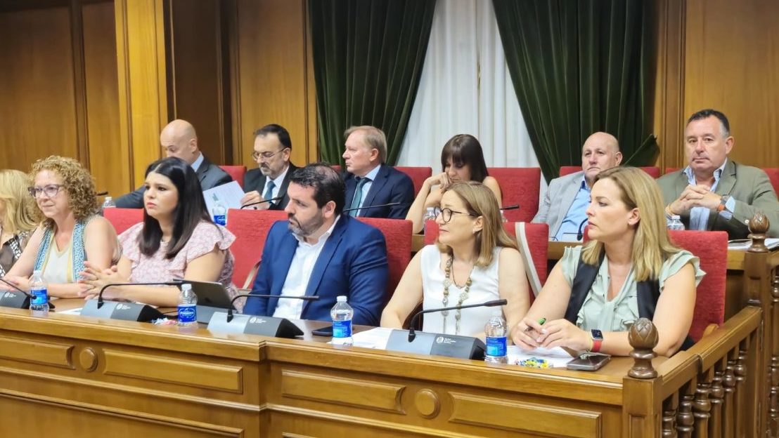 El PSOE reprocha al Partido Popular que haya convertido a la Diputación provincial en una empresa de servicios que factura a los ayuntamientos
