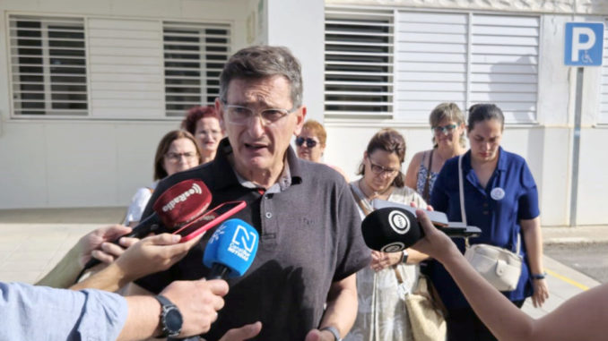 Sánchez Teruel junto a familias del colegio Princesa Sofía