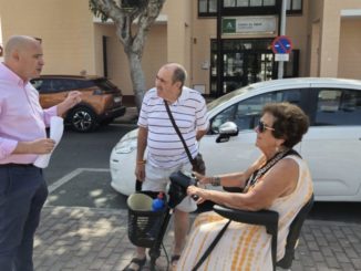 Martínez charla con vecinos del centro de salud de Ciudad Jardín