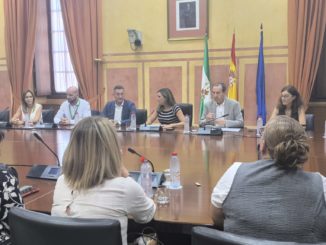 María Márquez junto a representantes de ayuda a domicilio de Almería en el Parlamento