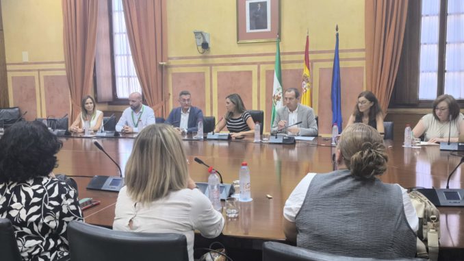 María Márquez junto a representantes de ayuda a domicilio de Almería en el Parlamento