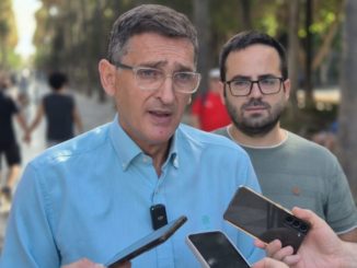 El socialista Sánchez Teruel junto a Garrido durante la atención a medios